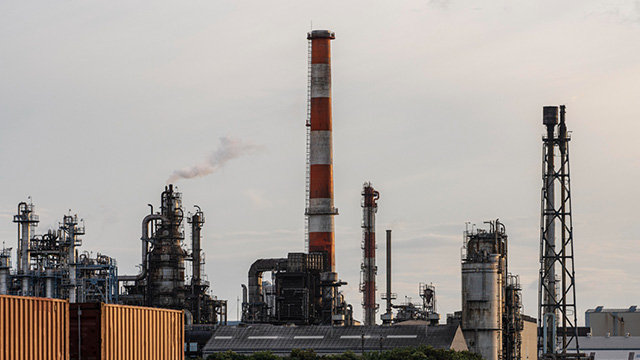 Oil refinery facility